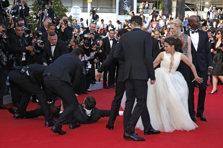 fot. Benoit Tessier / Reuters / 16 maja 2014  Cannes, Francja  Mężczyzna został aresztowany po próbie zajrzenia pod suknię Ameriki Ferrrary.